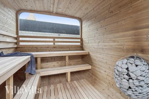 Nyt en grillkveld på terrassen i luksushus nr. 680 i Nordjylland