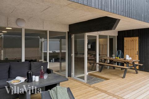 På terrassen i feriehus nr. 680 er det plass til 32 personer.