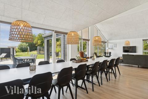 Det er plass til 16 personer i det store lyse oppholdsrommet i luksushus nr. 616.