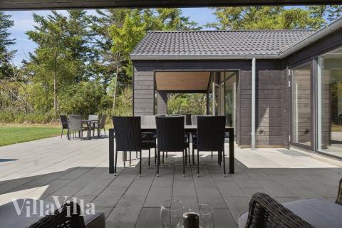 På terrassen i feriehus nr. 616 er det plass til 16 personer.