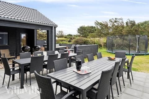 Nyt en grillkveld på terrassen i luksushus nr. 659 i Nordjylland