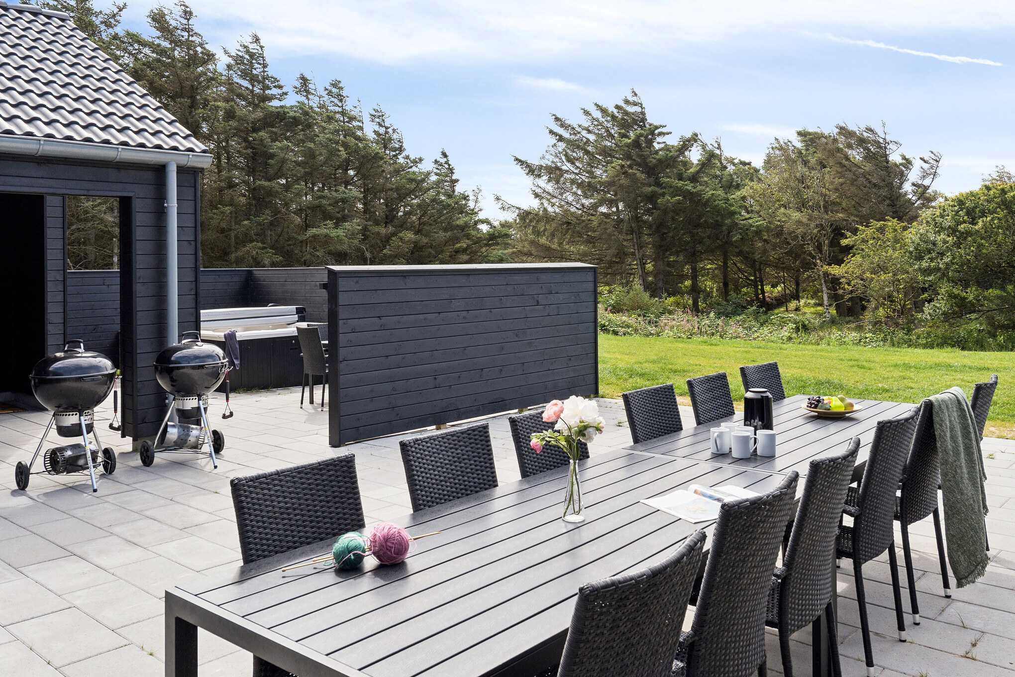 Nyt en grillkveld på terrassen i luksushus nr. 658 i Nordjylland