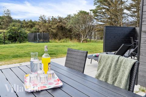 På terrassen i feriehus nr. 658 er det plass til 20 personer.