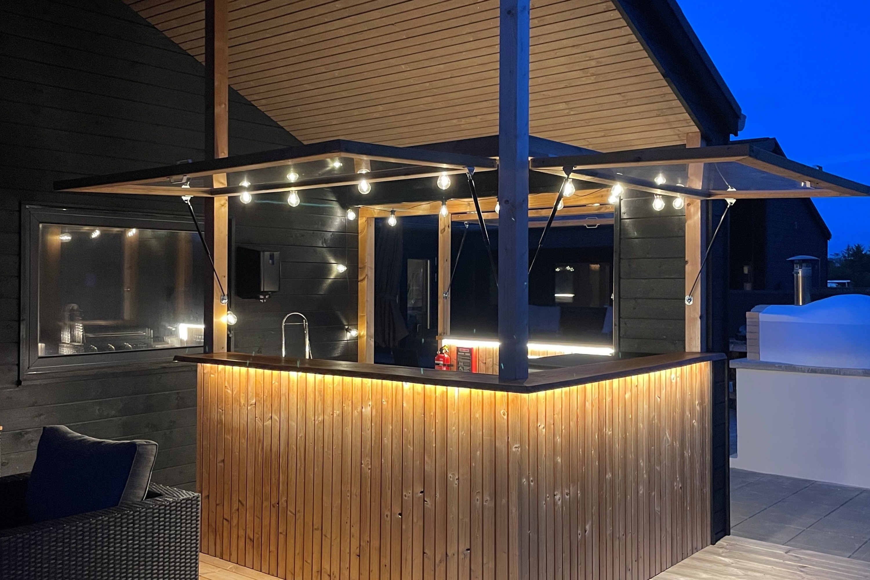 På terrassen i feriehus nr. 656 er det plass til 20 personer.