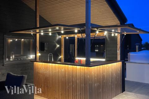 På terrassen i feriehus nr. 656 er det plass til 20 personer.