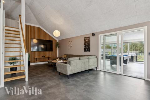 Sofakroken i luksushus nr. 686 i Limfjorden.