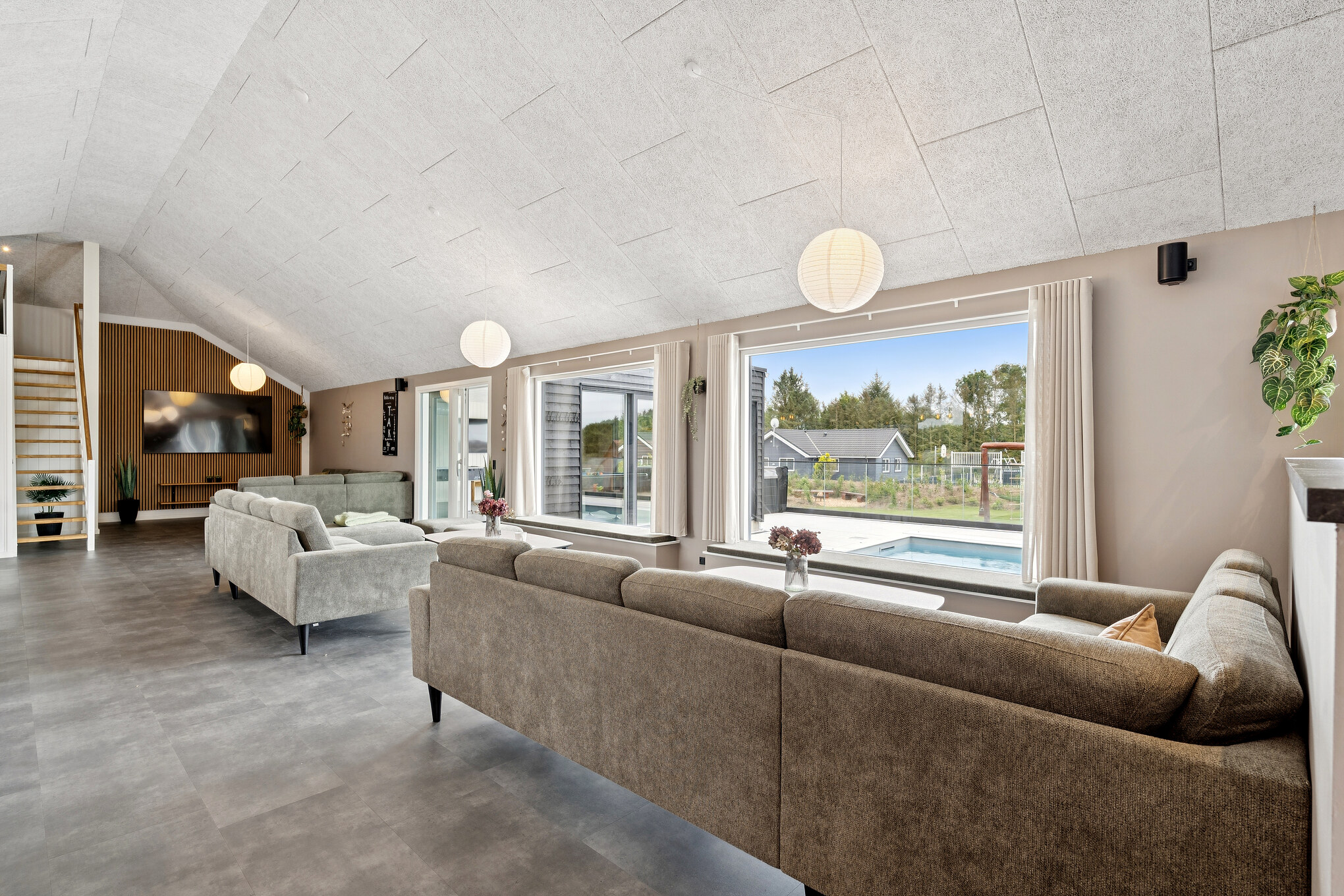 Sofaen i luksushus nr. 686 i Limfjorden er perfekt for å hygge seg med et brettspill eller se en film sammen.