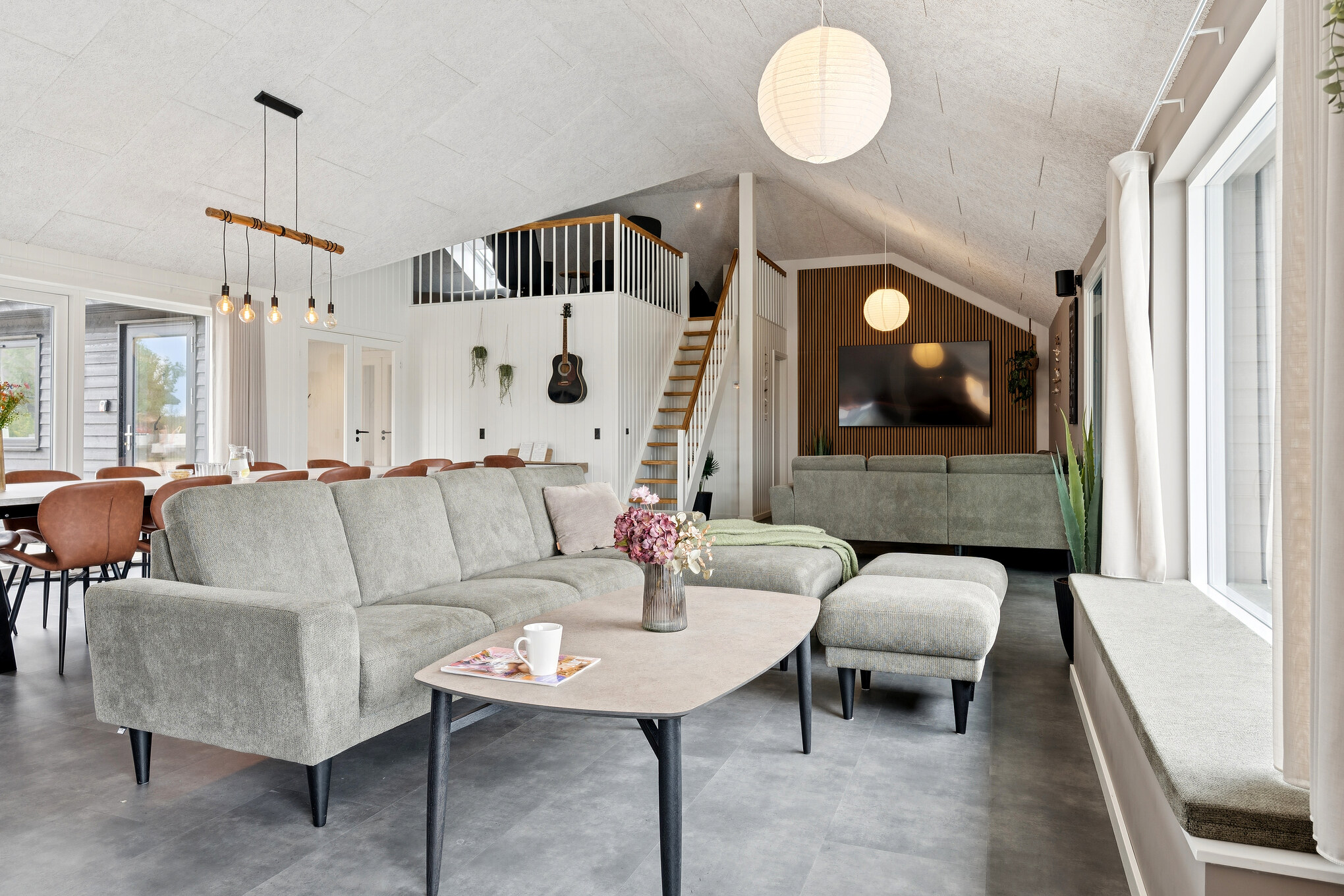 Det er god plass til hygge i feriehusets sofagruppe under oppholdet i luksushus nr. 686