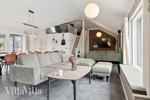 Det er god plass til hygge i feriehusets sofagruppe under oppholdet i luksushus nr. 686