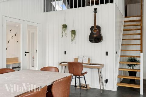 Det er plass til 36 personer i det store lyse oppholdsrommet i luksushus nr. 686.