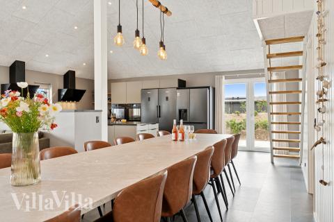 Det er god plass til at 36 personer sitter sammen i feriehusets oppholdsrom under et besøk i luksushus 686 i Limfjorden.