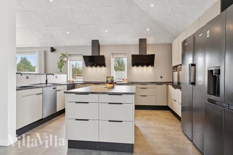 Kjøkkenet i luksushus nr. 686 er fullt utstyrt så dere lett kan lage mat til 36 personer.