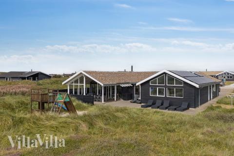 Dette lekre huset med svømmebasseng, nr. 292, med plass til 18 personer, ligger i Vestjylland
