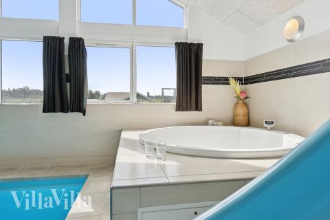 Nyt varmen i boblebadet i luksushus nr. 292 i Vestjylland