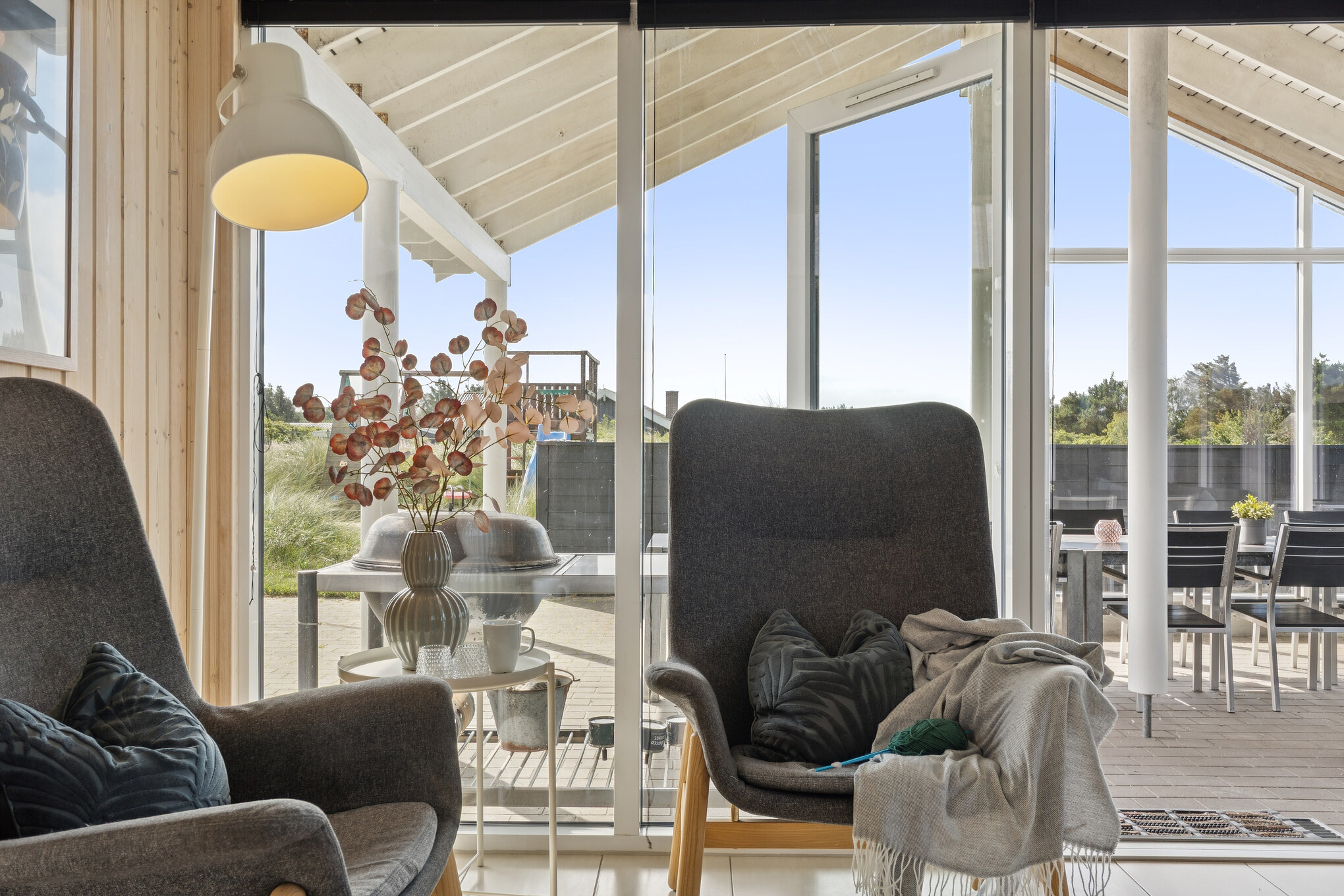 Sofaen i luksushus nr. 292 i Vestjylland er perfekt for å hygge seg med et brettspill eller se en film sammen.