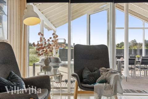 Sofaen i luksushus nr. 292 i Vestjylland er perfekt for å hygge seg med et brettspill eller se en film sammen.