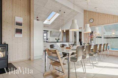 Det er plass til 18 personer i det store lyse oppholdsrommet i luksushus nr. 292.