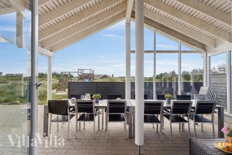 Luksushus nr. 292 har en deilig terrasse med gode hagemøbler til 18 personer.