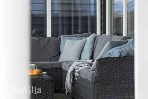 Nyt en grillkveld på terrassen i luksushus nr. 292 i Vestjylland