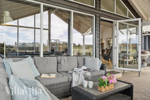 På terrassen i feriehus nr. 292 er det plass til 18 personer.