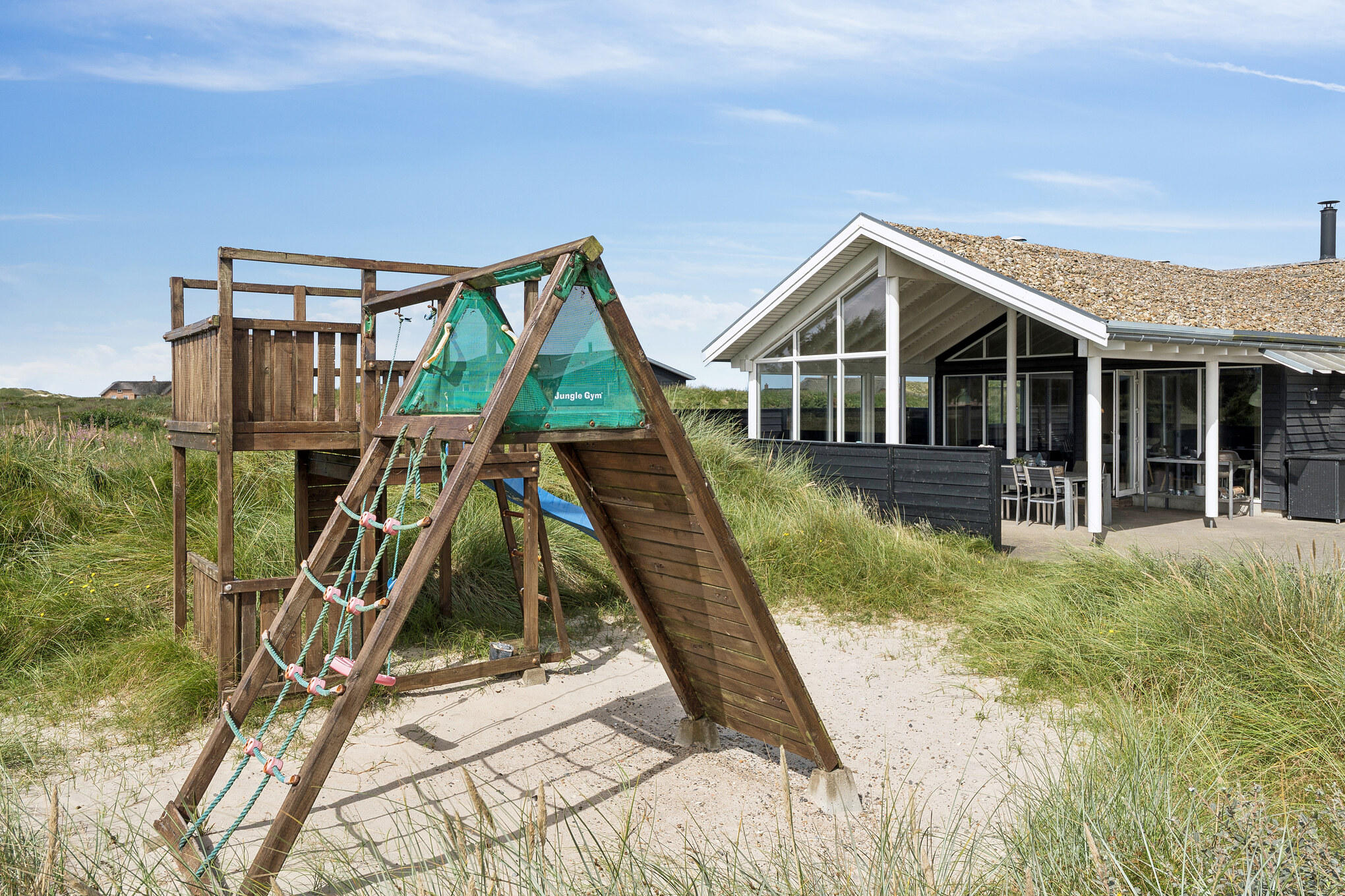 I det attraktive feriehuset nr. 292 i Vestjylland finnes det mengder av utendørsaktiviteter, som leketårn og huskestativ.