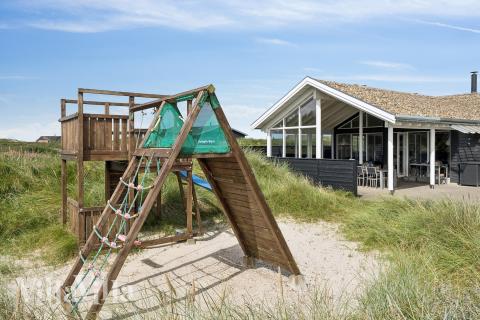 I det attraktive feriehuset nr. 292 i Vestjylland finnes det mengder av utendørsaktiviteter, som leketårn og huskestativ.