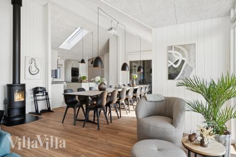 Det er plass til 18 personer i det store lyse oppholdsrommet i luksushus nr. 696.