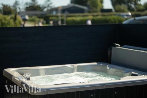 Nyt varmen i boblebadet i luksushus nr. 696 i Fyn og øyer