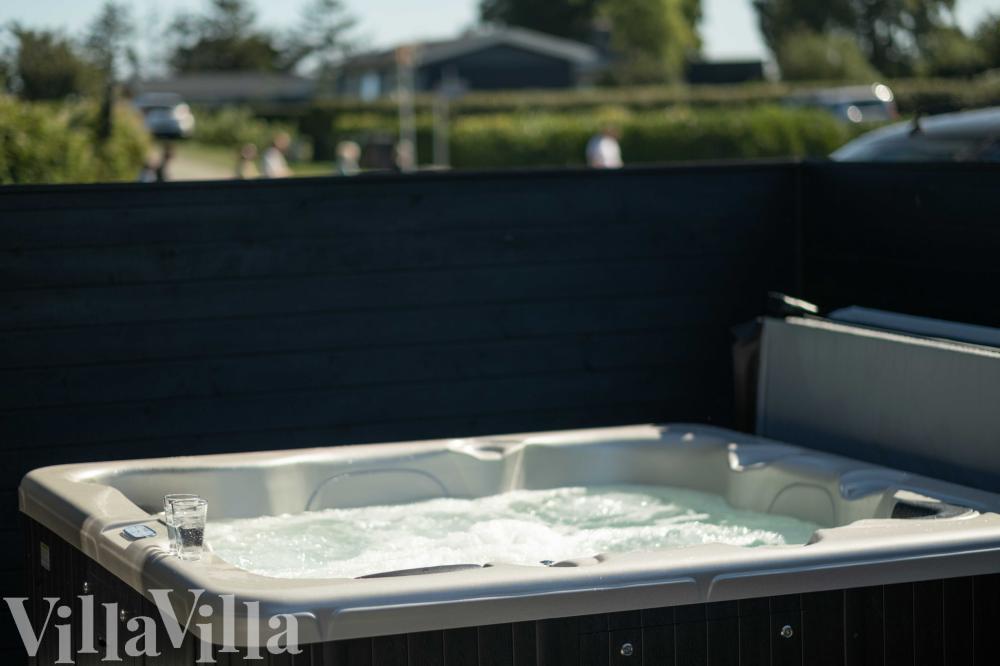 Nyt varmen i boblebadet i luksushus nr. 696 i Fyn og øyer