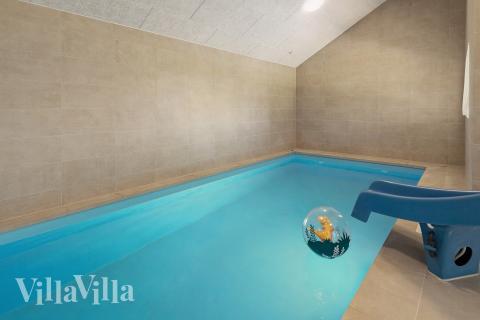 Feriehus 696 har et flott basseng med sklie, et stort innebygd boblebad og en badstue