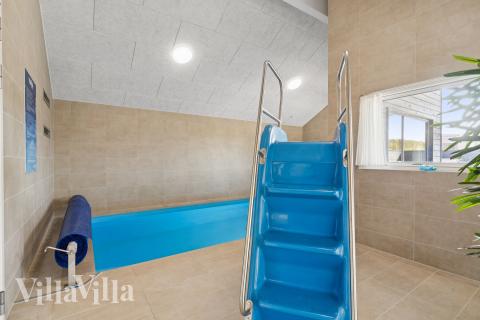 Det flotte bassenget i luksushus nr. 696 til 18 personer