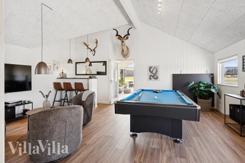 I tillegg til alle aktivitetsmulighetene i husets bassengavdeling, kan du også spille biljard, bordtennis og dart i luksushus nr. 696