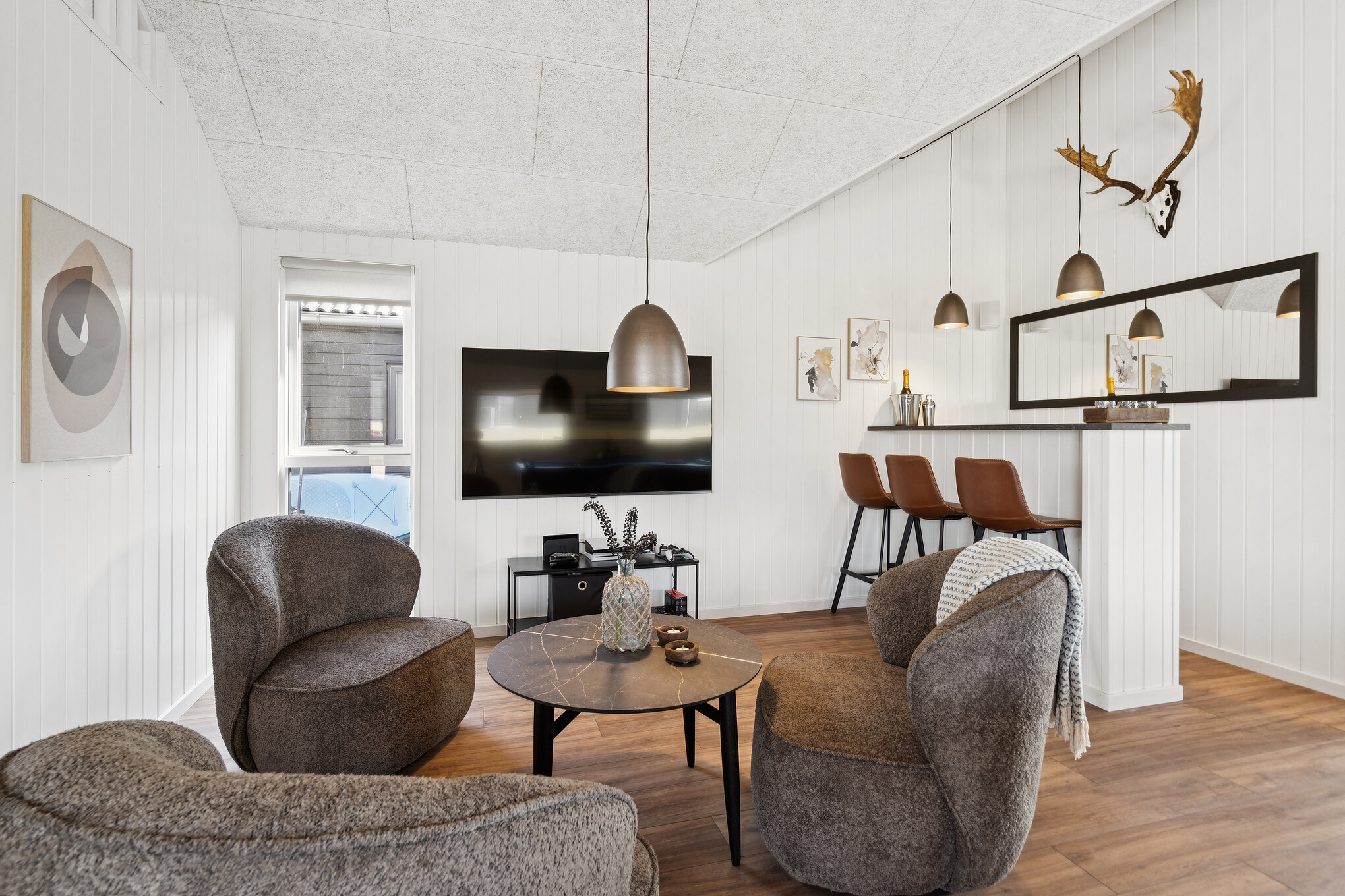 Luksushus nr. 696 til 18 personer tilbyr et stort aktivitetsrom med bl.a. biljard og dart