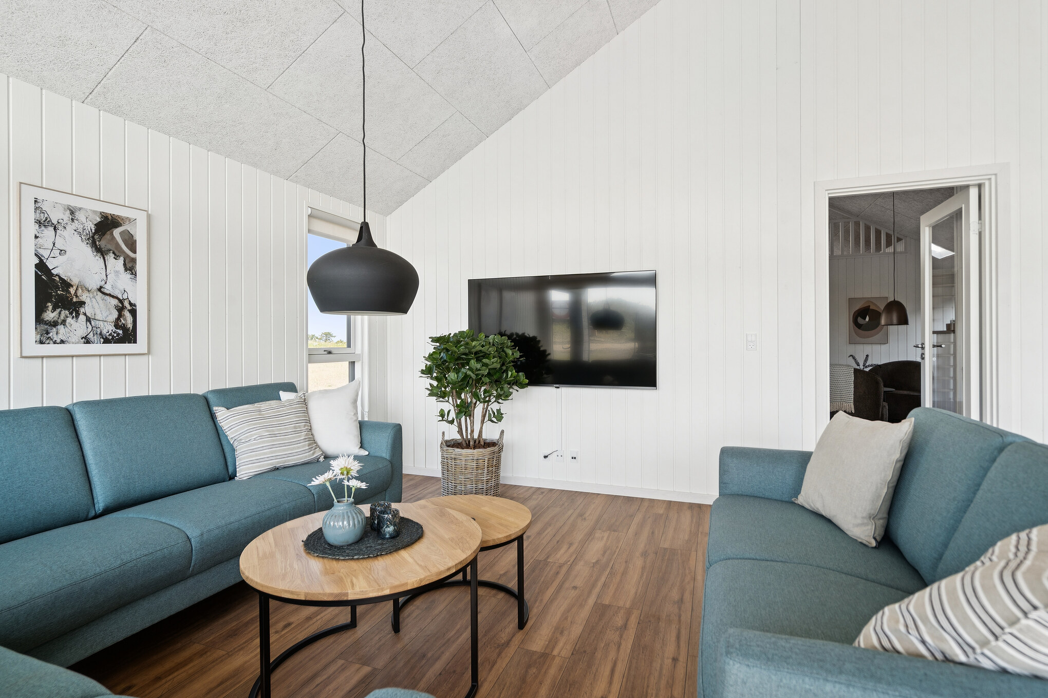 Det er god plass til hygge i feriehusets sofagruppe under oppholdet i luksushus nr. 696