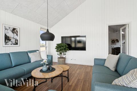 Det er god plass til hygge i feriehusets sofagruppe under oppholdet i luksushus nr. 696
