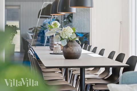 Det er god plass til at 18 personer sitter sammen i feriehusets oppholdsrom under et besøk i luksushus 696 i Fyn og øyer.