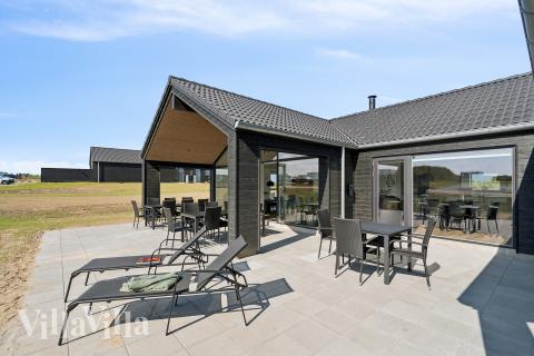 Luksushus nr. 696 har en deilig terrasse med gode hagemøbler til 18 personer.