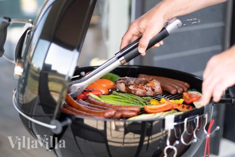 Nyt en grillkveld på terrassen i luksushus nr. 696 i Fyn og øyer