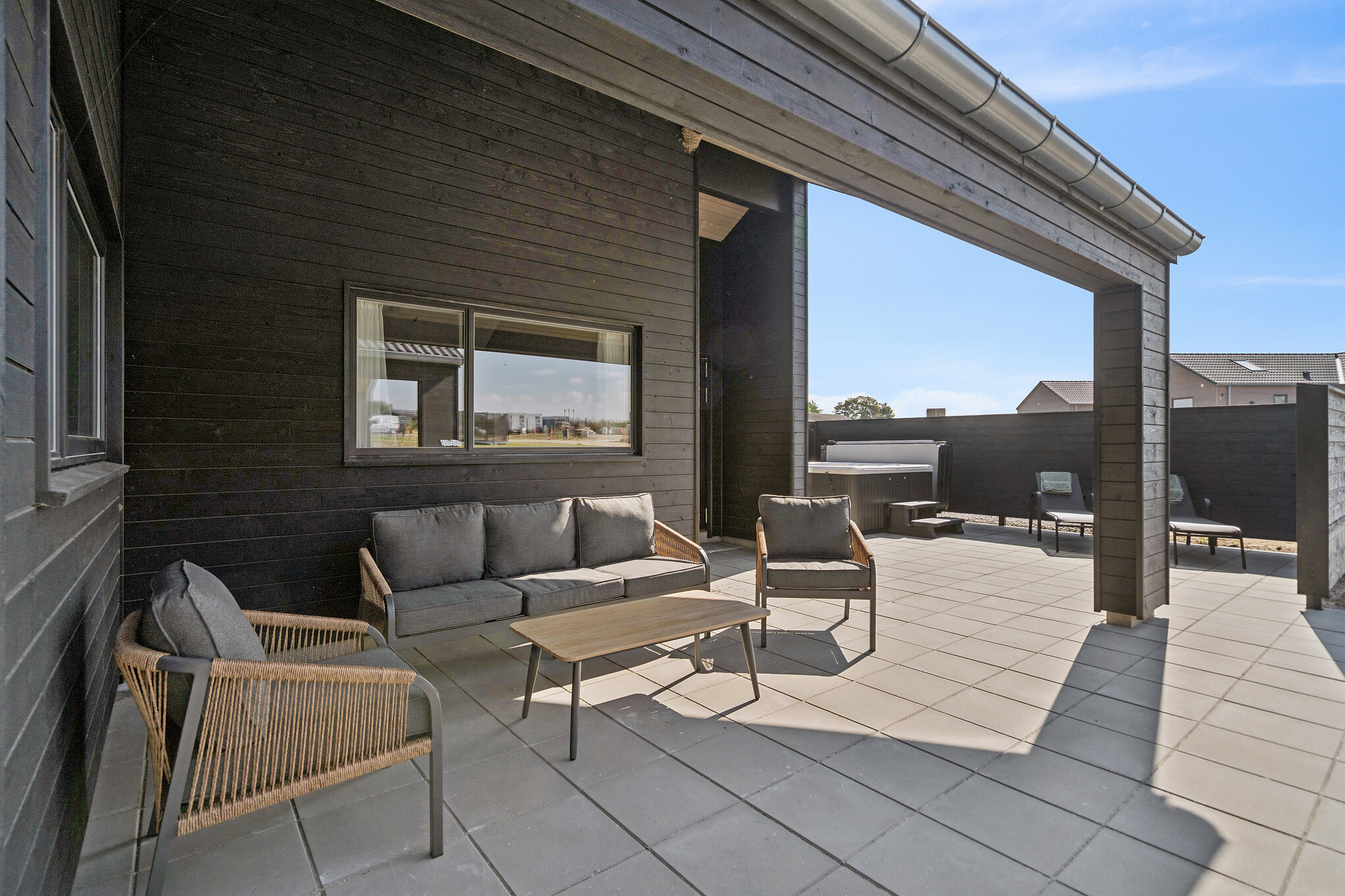 På terrassen i feriehus nr. 696 er det plass til 18 personer.