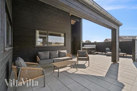 På terrassen i feriehus nr. 696 er det plass til 18 personer.