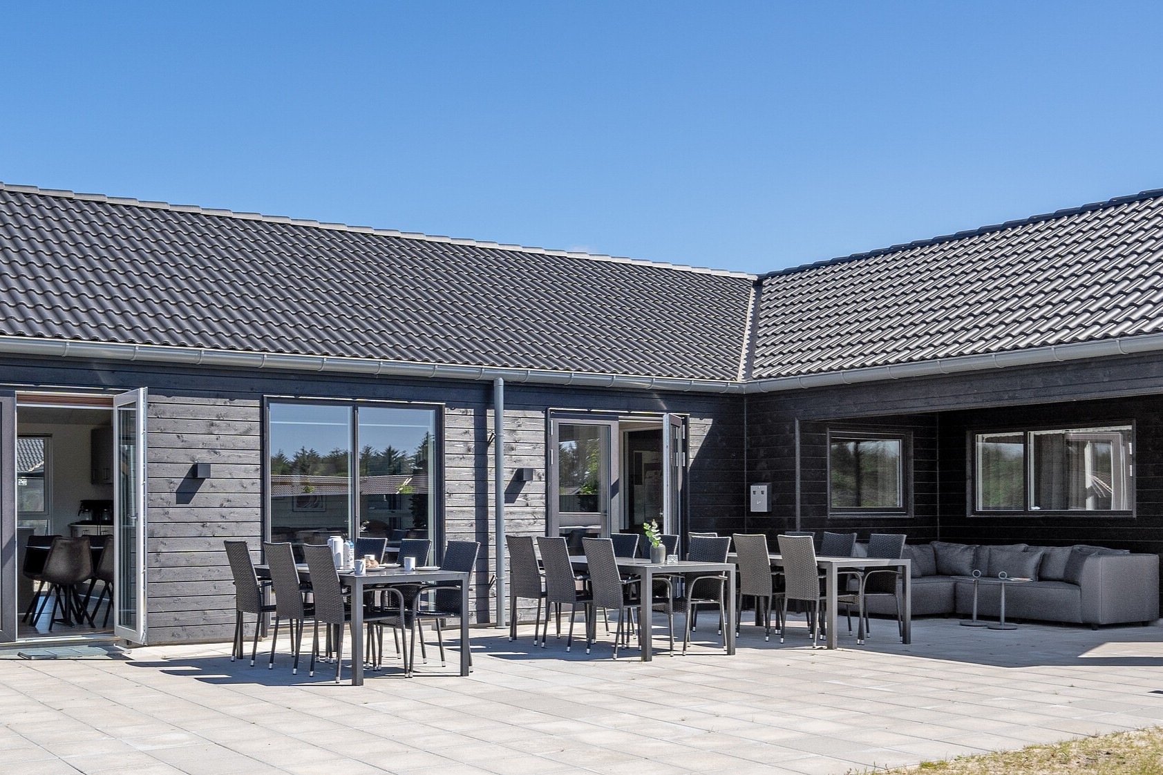 Luksushus nr. 905 har en deilig terrasse med gode hagemøbler til 30 personer.
