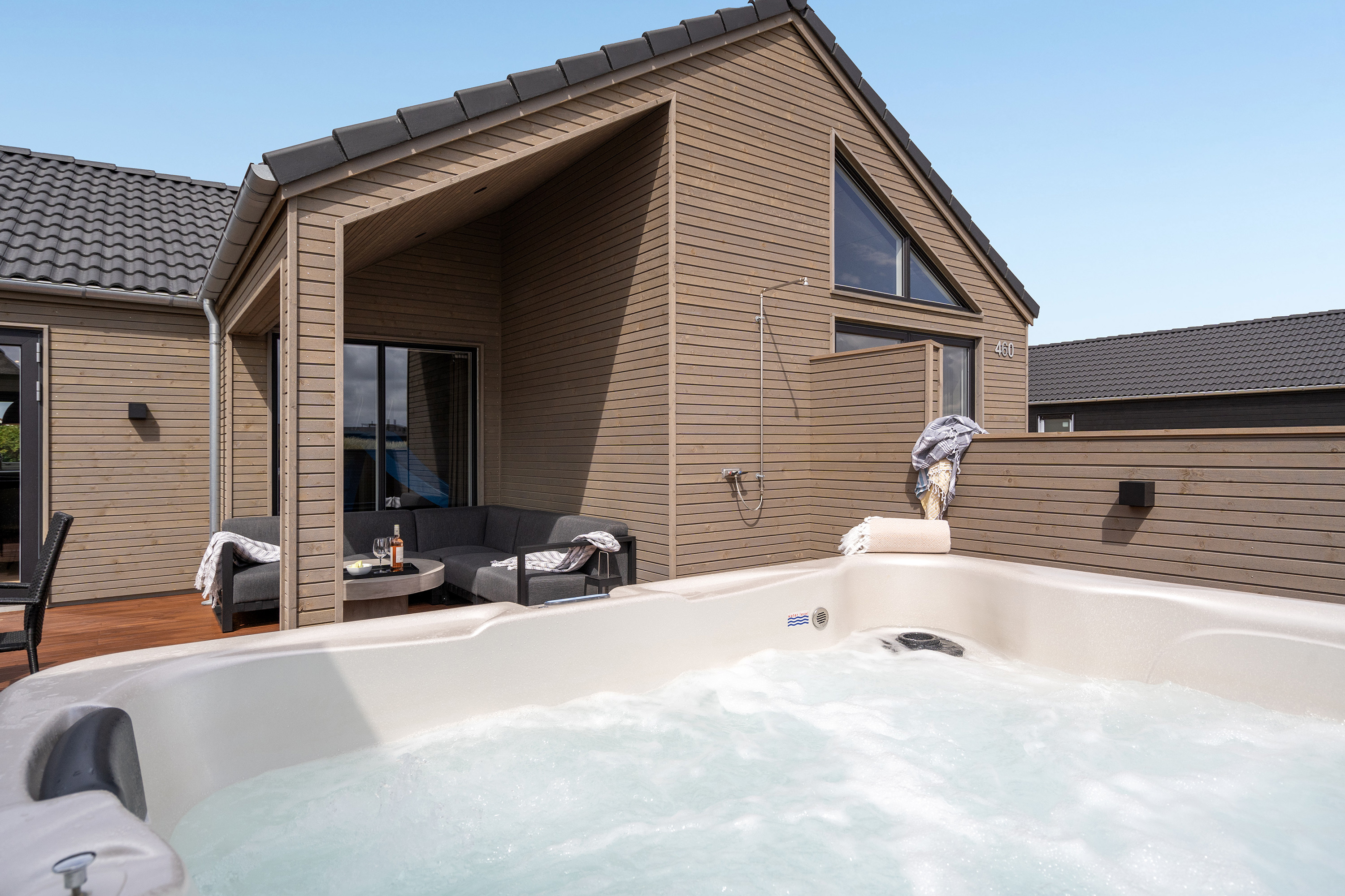 Nyt varmen i boblebadet i luksushus nr. 900 i Vestjylland