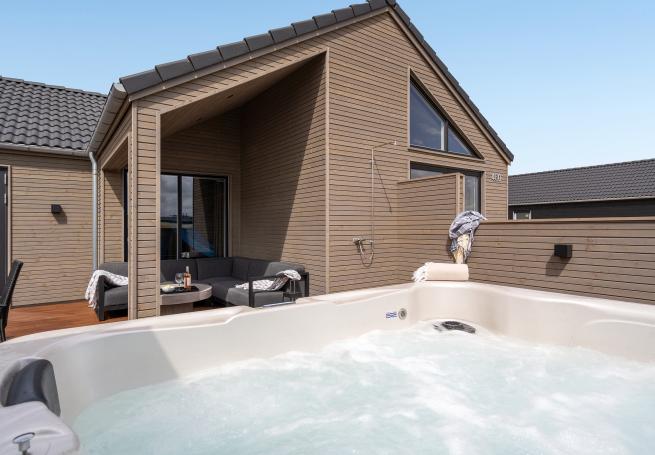 Nyt varmen i boblebadet i luksushus nr. 900 i Vestjylland