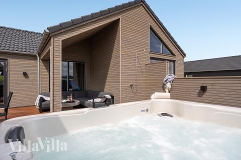 Nyt varmen i boblebadet i luksushus nr. 900 i Vestjylland