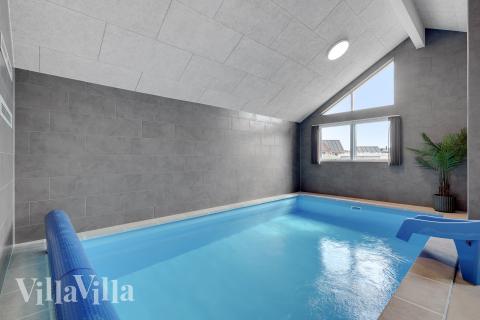 Feriehus 900 har et flott basseng med sklie, et stort innebygd boblebad og en badstue