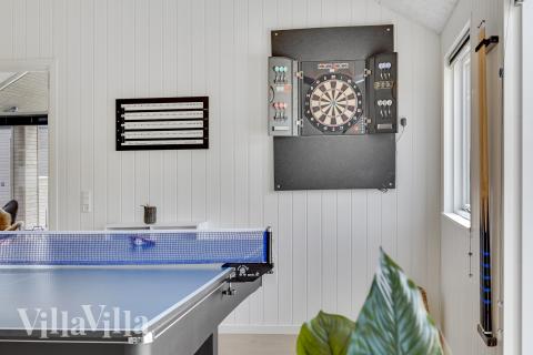 I tillegg til alle aktivitetsmulighetene i husets bassengavdeling, kan du også spille biljard, bordtennis og dart i luksushus nr. 900