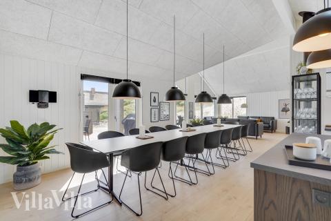 Det er plass til 18 personer i det store lyse oppholdsrommet i luksushus nr. 900.