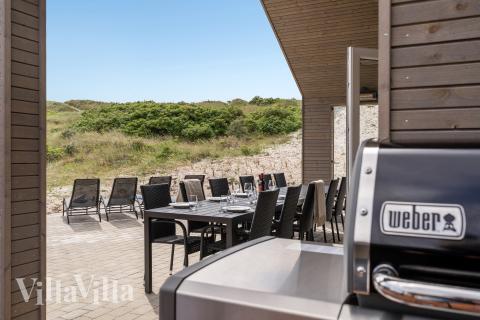 Nyt en grillkveld på terrassen i luksushus nr. 900 i Vestjylland
