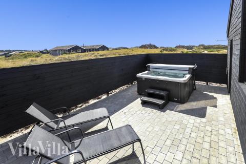 Nyt varmen i boblebadet i luksushus nr. 609 i Vestjylland