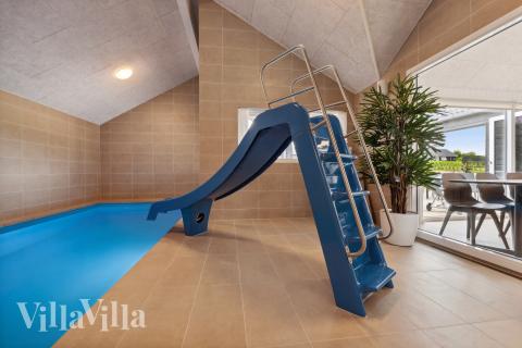 Det flotte bassenget i luksushus nr. 907 til 18 personer